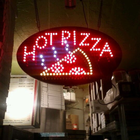 3/28/2011 tarihinde Aaron G.ziyaretçi tarafından Cybelle&#39;s Pizza'de çekilen fotoğraf