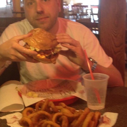 Photo taken at Fuddruckers by Johnny P. on 4/12/2012