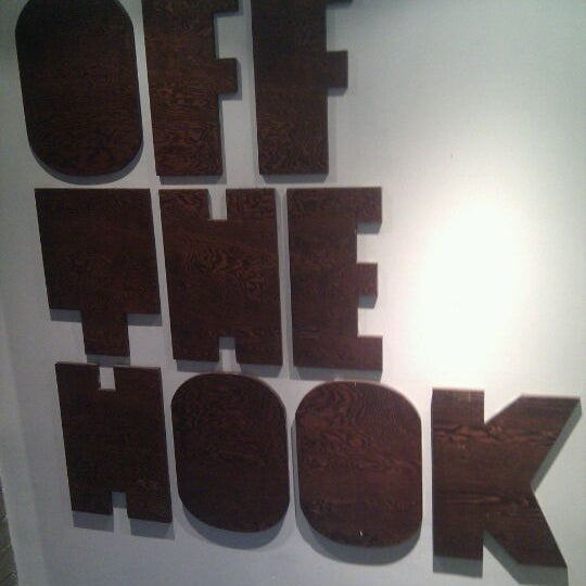 Foto tirada no(a) Off The Hook por Dave C. em 9/4/2011