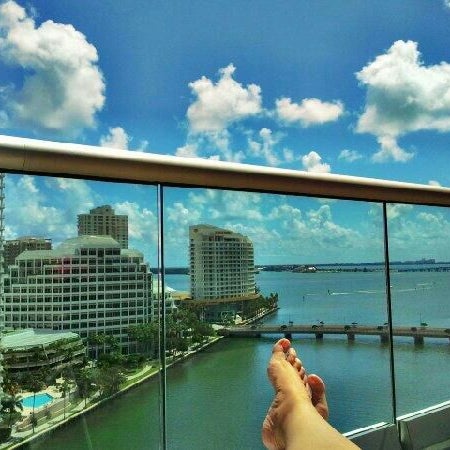 Снимок сделан в Viceroy Miami Hotel Pool пользователем Karen W. 3/18/2012
