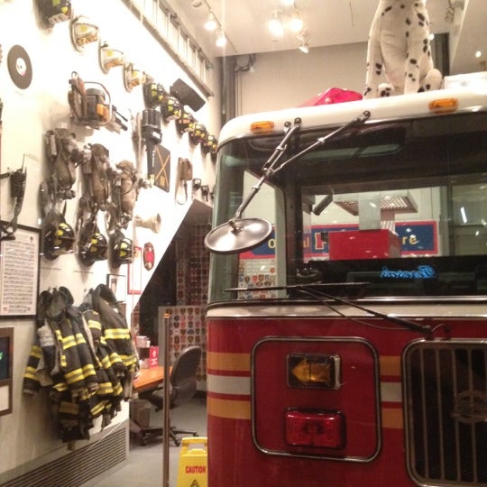 Foto diambil di FDNY Fire Zone oleh Anna V. pada 8/16/2012