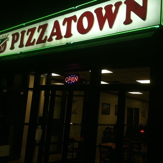 Foto scattata a Pizza Town da Mike H. il 6/6/2012