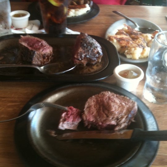 Снимок сделан в Lindey&#39;s Prime Steak House пользователем Nate B. 7/26/2011