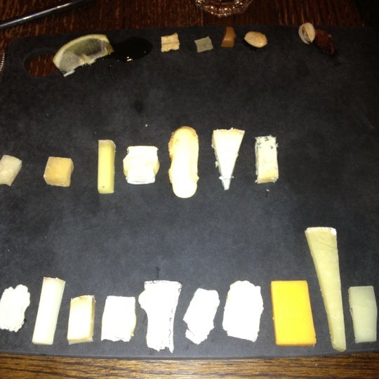 Foto tomada en Scardello Artisan Cheese  por Carol J. el 1/13/2012