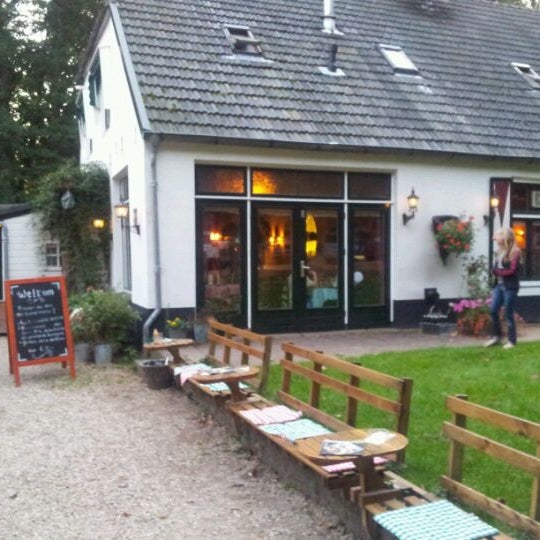 รูปภาพถ่ายที่ Pannenkoekenrestaurant De Duivelsberg โดย Ian F. เมื่อ 9/30/2011