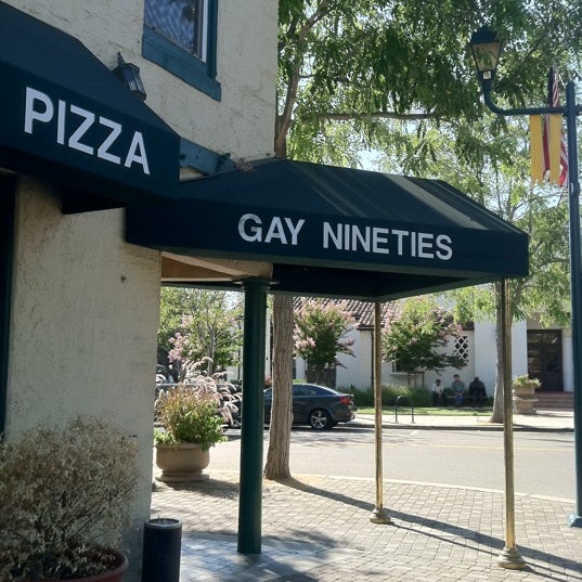 รูปภาพถ่ายที่ Gay Nineties Pizza Co. โดย Karen B. เมื่อ 9/2/2011