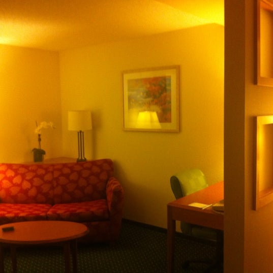 รูปภาพถ่ายที่ Fairfield Inn &amp; Suites Indianapolis Northwest โดย Tada Y. เมื่อ 1/5/2012