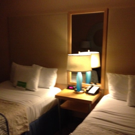 Foto tomada en La Quinta Inn &amp; Suites LAX  por Charlie C. el 7/23/2012