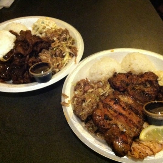 Foto scattata a Da Kine&#39;s Plate Lunch PL Hawaiian da Kyle M. il 10/12/2011