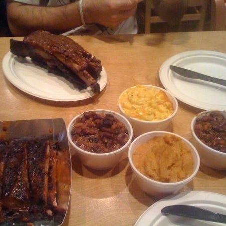 Try beef and pork ribs with mac&cheese but come in early for dinner: they close at 9pm, only Tue. and Sat. at 10pm