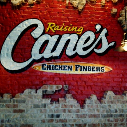 รูปภาพถ่ายที่ Raising Cane&#39;s Chicken Fingers โดย Jon E. เมื่อ 1/4/2012