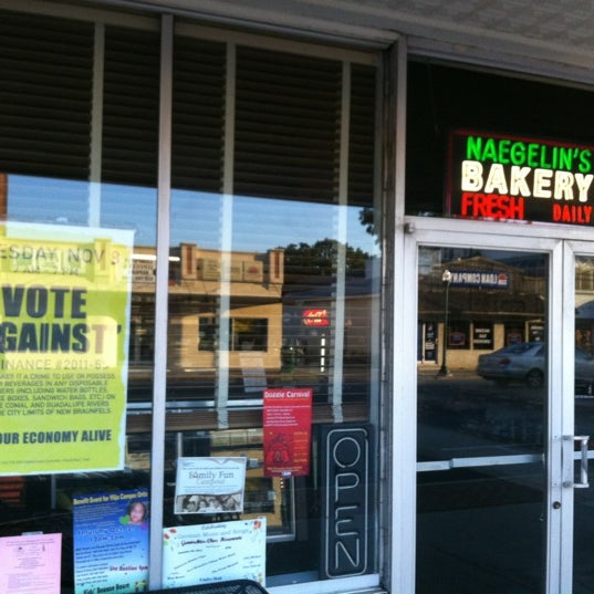 10/23/2011 tarihinde James D.ziyaretçi tarafından Naegelin&#39;s Bakery'de çekilen fotoğraf