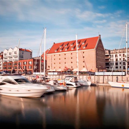 Two hotels in one. Boutique hotel in the 18th century granary & modern maritime design in the yachting part. 90 rooms, a conference center for 200 people. The restaurant Browarnia hosts small brewery.