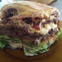 รูปภาพถ่ายที่ Joca&#39;s Burger โดย Eder B. เมื่อ 5/25/2012