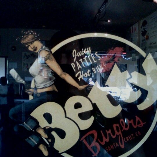 รูปภาพถ่ายที่ Betty Burgers โดย CJ L. เมื่อ 10/28/2011