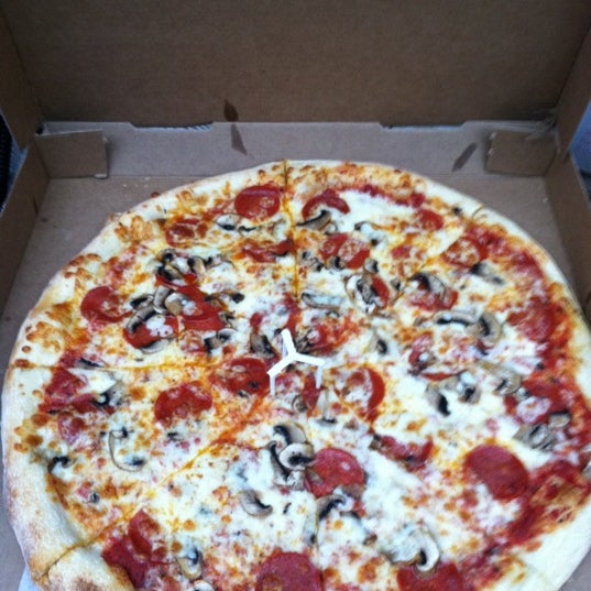 Foto tomada en Joey Brooklyn&#39;s Famous Pizza  por Heather K. el 4/21/2012