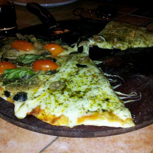Снимок сделан в Tatati Pizza Gourmet пользователем Esteban C. 4/2/2012