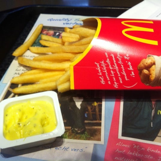 รูปภาพถ่ายที่ McDonald&#39;s โดย Heidi d. เมื่อ 8/15/2011