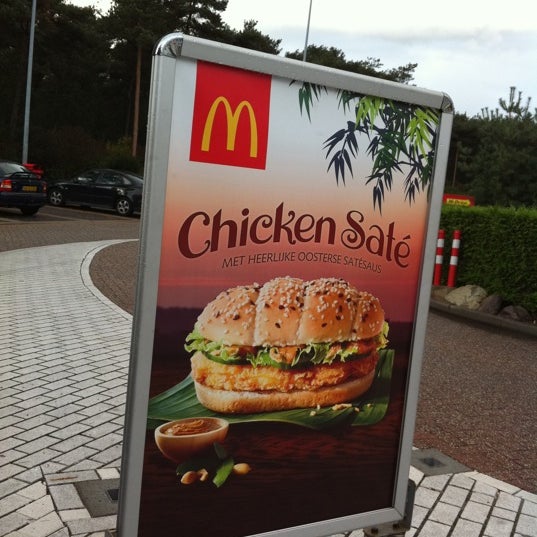 รูปภาพถ่ายที่ McDonald&#39;s โดย joost B. เมื่อ 10/7/2011