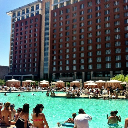 5/26/2012 tarihinde ☀ Jelena ✈ziyaretçi tarafından Talking Stick Resort Pool'de çekilen fotoğraf