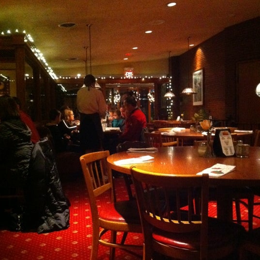 รูปภาพถ่ายที่ Noah&#39;s Ark Restaurant &amp; Lounge โดย Domestica h. เมื่อ 12/23/2011