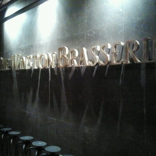Foto tomada en The Winston Brasserie  por Özge C. el 9/1/2012