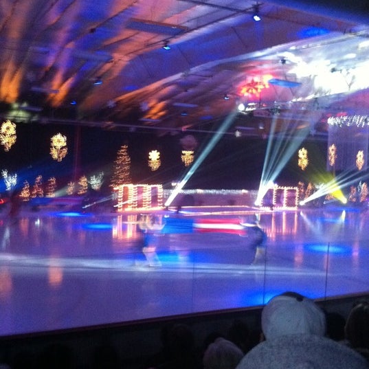 Foto tirada no(a) San Diego Ice Arena por CinCinFury P. em 12/11/2011