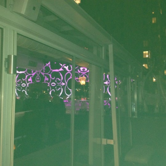 รูปภาพถ่ายที่ XVI Lounge NYC โดย Robb M. เมื่อ 12/2/2011