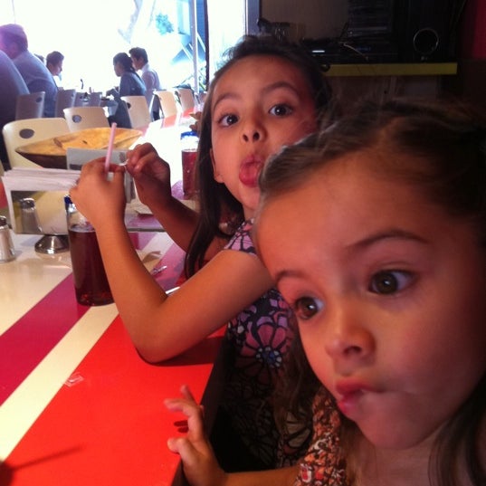 Foto diambil di La Guerrera Restaurante oleh Liliana A. pada 8/18/2011