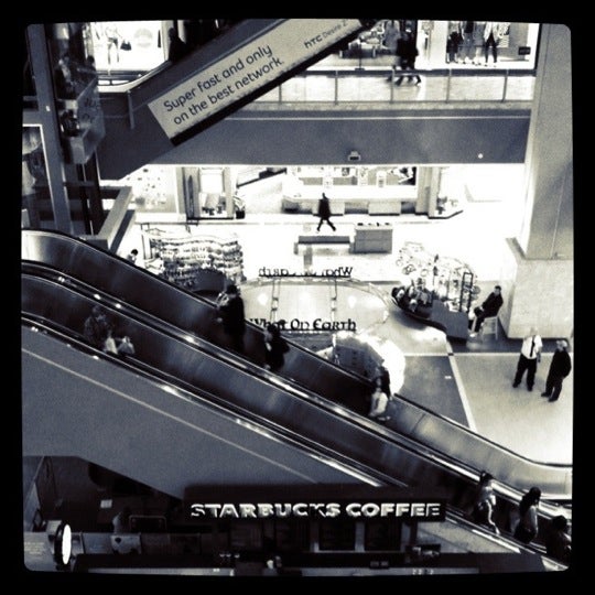 รูปภาพถ่ายที่ Mic Mac Mall โดย Tom E. เมื่อ 4/2/2011