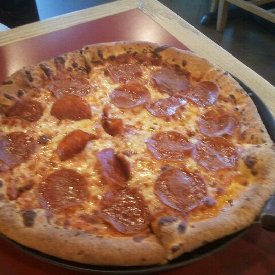 Foto scattata a DoubleDave&#39;s Pizzaworks da Sam B. il 8/15/2011