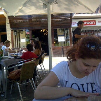 Foto diambil di El Mesón Bar Restaurant oleh Cosimo E. pada 9/10/2011
