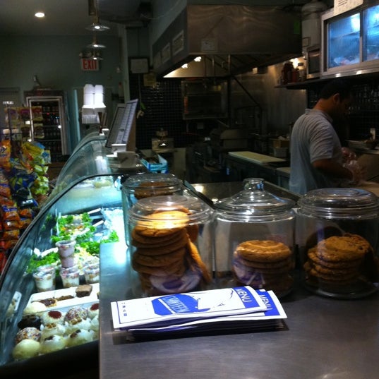Foto diambil di Canteen Delicatessen &amp; Cafe oleh Christopher J. pada 6/23/2011