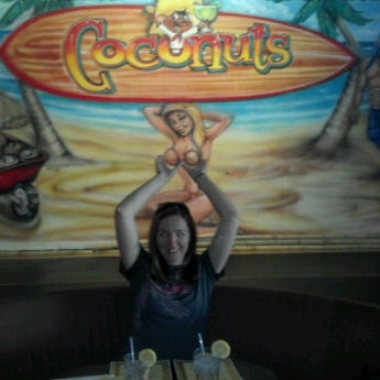Снимок сделан в Coconuts Beach Bar and Mexican Grill пользователем Vanessa D. 11/26/2011