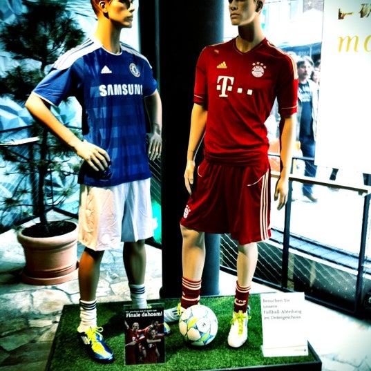 Photo prise au Sporthaus Schuster par ACHTUNG FUSSBALL™ le5/5/2012