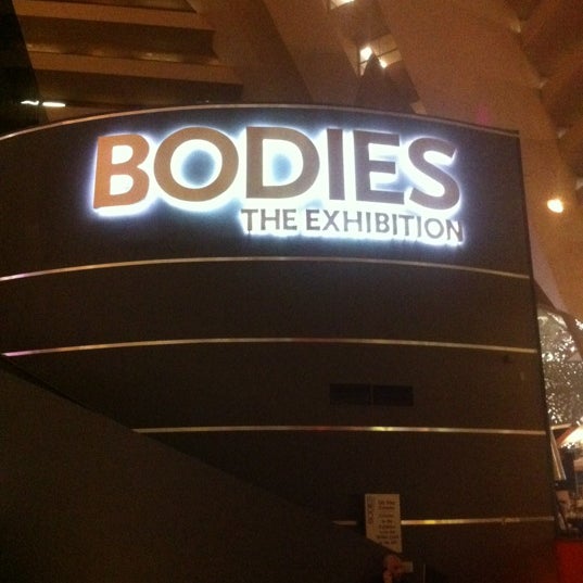 Das Foto wurde bei BODIES...The Exhibition von Memphis P. am 7/20/2012 aufgenommen