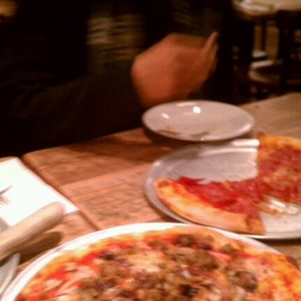 Foto tomada en Bartolotta&#39;s Pizzeria Piccola  por Allyn S. el 1/22/2012