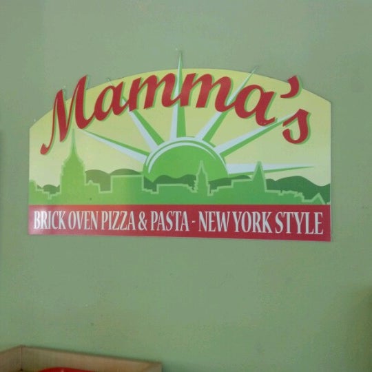 Снимок сделан в Mamma&#39;s Brick Oven Pizza пользователем PHILLIP D. 7/20/2012