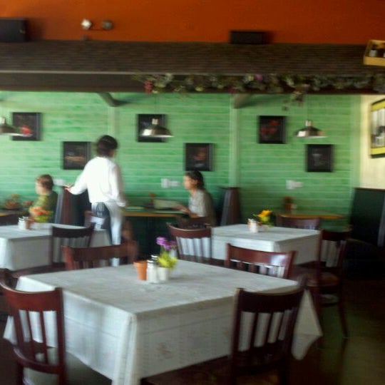 9/27/2011 tarihinde Jeff R.ziyaretçi tarafından Wine 5 Cafe'de çekilen fotoğraf