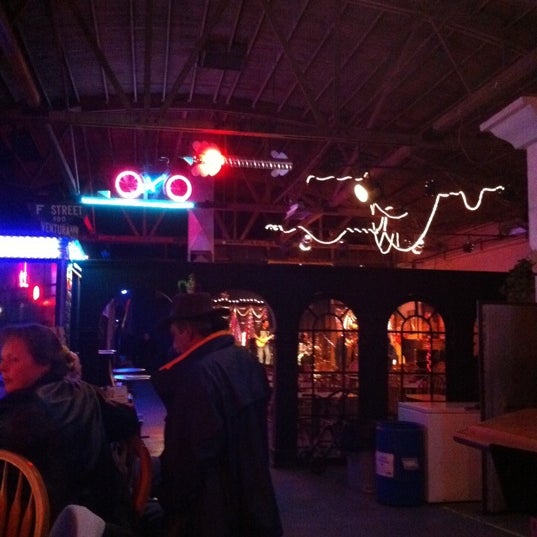 Photo taken at Full Circle Brewing Co. by Roger G. on 2/17/2011
