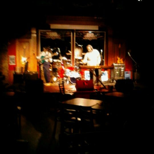 Photo taken at 88 Keys Sports Bar with Dueling Pianos by Joshua P. on 5/10/2012