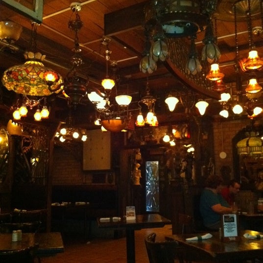 Foto tomada en Gullivers Pizza and Pub Chicago  por Mark H. el 5/28/2011