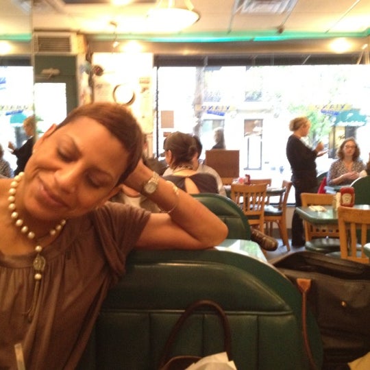 4/26/2012 tarihinde Rebecca D.ziyaretçi tarafından Viand Cafe'de çekilen fotoğraf