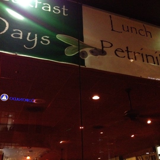 Foto scattata a Petrini&#39;s Restaurant da Ed B. il 9/3/2012