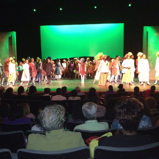 รูปภาพถ่ายที่ Nate Holden Performing Arts Center โดย Danna K. เมื่อ 5/27/2012