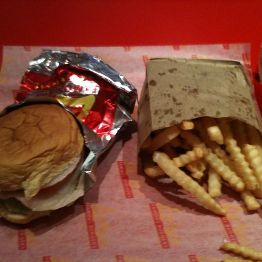 7/19/2012にSolomon O.がLucky&#39;s Famous Burgersで撮った写真
