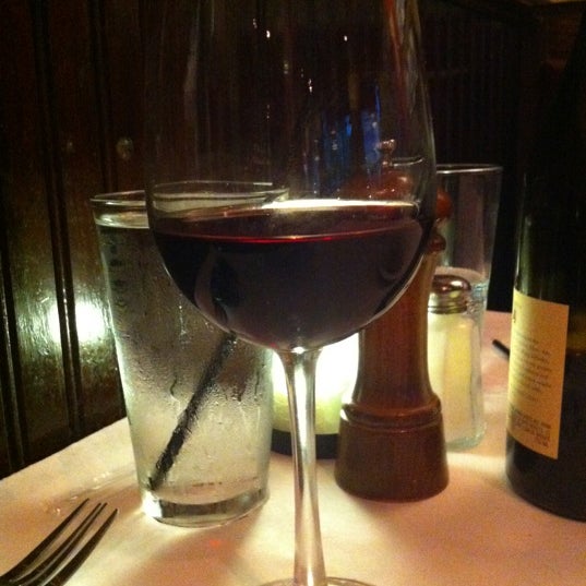 4/7/2012 tarihinde Hilary L.ziyaretçi tarafından Amerigo Italian Restaurant'de çekilen fotoğraf