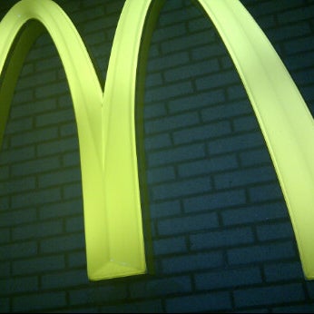 รูปภาพถ่ายที่ McDonald&#39;s โดย nicolet k. เมื่อ 4/18/2012