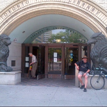 Foto tirada no(a) Toronto Public Library - Lillian H. Smith Branch por Will B. em 6/16/2012