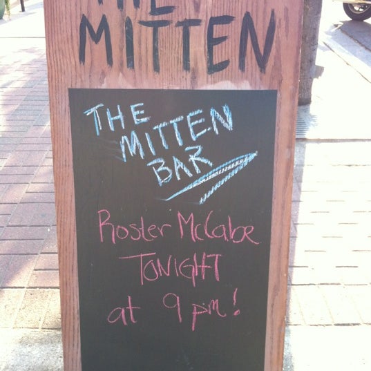 6/10/2012 tarihinde Roster M.ziyaretçi tarafından The Mitten Bar'de çekilen fotoğraf